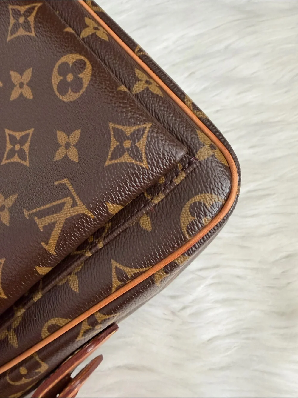 Louis Vuitton Viva cite GM Monogram Canvas Shoulder Bag .